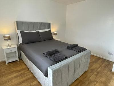 New! 4 Bedroom London House With Garden and Lawn