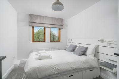 Chic 2BR Battersea Flat - Terrace & Pet-Friendly