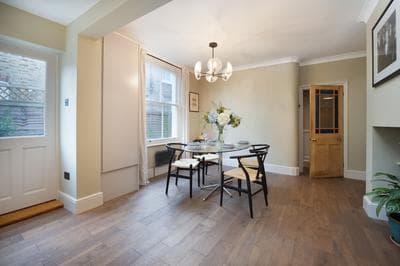 Spacious two Bedroom Maisonette With Private Garden in Balham by Underthedoormat