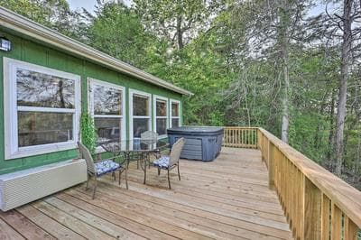 Private Eureka Springs Retreat w/ Hot Tub!