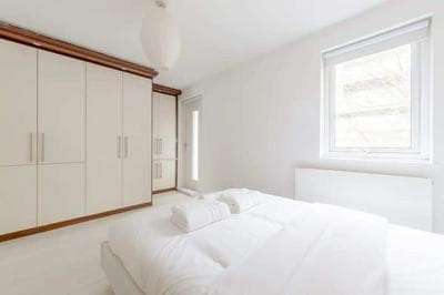 Bright 2BD Flat With Balcony - Tower Hill