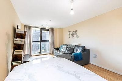 Sleek Flat w/ River Views In Canary Wharf