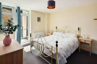 Beautiful & Vibrant 2BD Home w/ Balcony - Hackney!