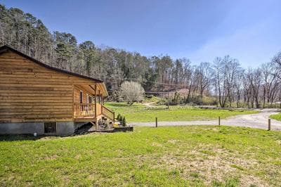 Cozy Smoky Mountain Cabin by Tuckasegee River!