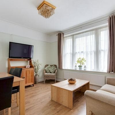 Super Cosy 2-bed 1-bath Apartment With Balcony