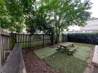 Charming Three Bedroom 5 Double Bed Apt in London