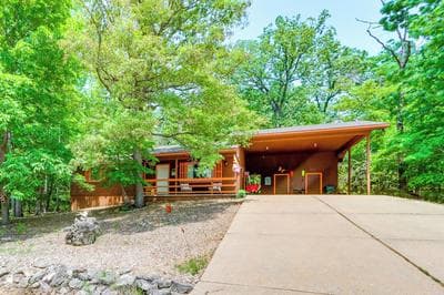 Hot Tub & Fire Pit: Holiday Island Getaway!