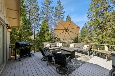 Whispering Pines Retreat 5 Bedroom Home by Yosemite Region Resorts