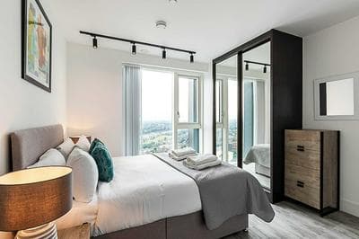 Two Bedroom Luxury Retreat At North Acton, London