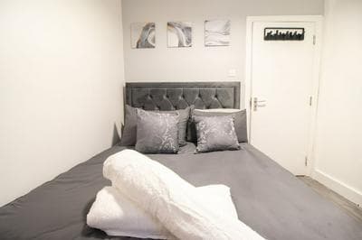 London Apt - Sleeps 4 - Parking - Wifi