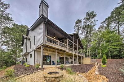 Charming Ellijay Escape: Hot Tub + Game Room