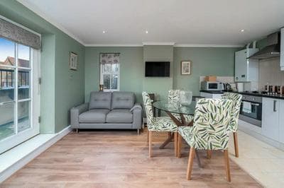 Designer 1 Bed Flat Barons Court Sleeps 4, Balcony