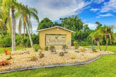 8 Mi to Beach w/ Pool Access: Englewood Condo!