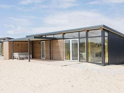 Comfy Lodge with Microwave Oven near Beach