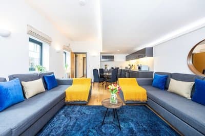 2 Bed 2 Bath Deluxe Flat in Kensington