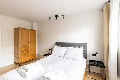Sunny Belgravia Apartment With a Balcony