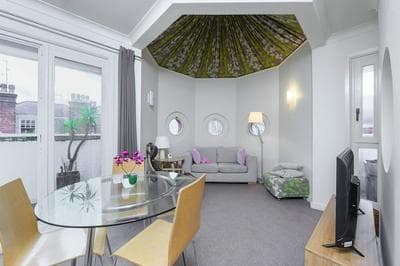 The Aristocrat - Fitzrovia - by Frankie Says