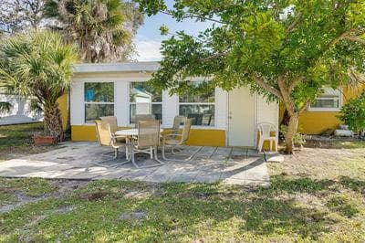 Pet-friendly Englewood Home - 4 Mi to Beach!