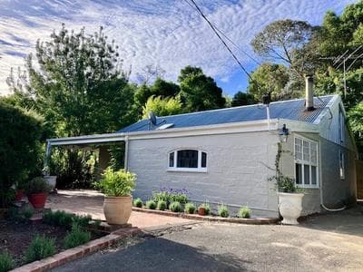 One Wee Cottage, A Romantic Secluded Provincial Abode Surrounded by Vineyards