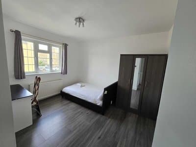 Room in Guest Room - Limehouse Townhomes Modern Spacious Serviced Double Room