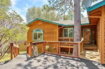 The Nut House - Lovely Home with Hot Tub by Yosemite Region Resorts
