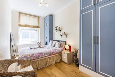 Private Homely Bedroom in Kensington R2