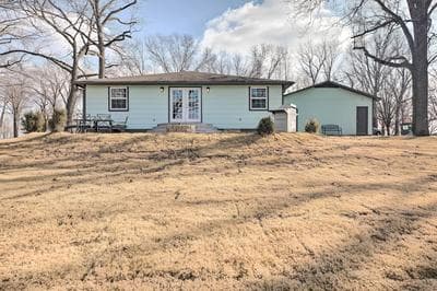 Outdoor Family Fun: Large Home by Beaver Lake!