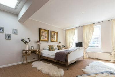 Stylish 1-bed With a Roof Terrace