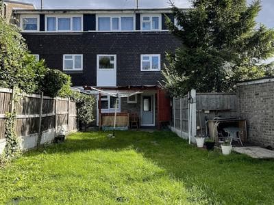 Enjoy Lovely 4 bed Apartment With Garden
