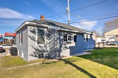 Newport House < 3 Mi to Beaches & Bowens Wharf!