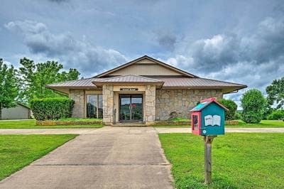 Eureka Springs Family Home - 1/2 Mi to Marina!