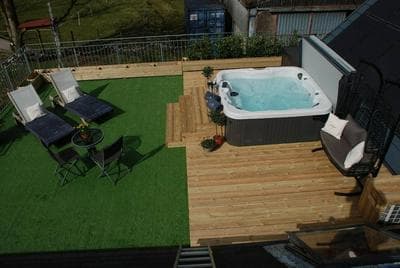 Stunning Luxury Duplex With Hot Tub and Aircon