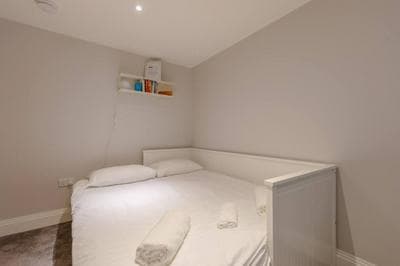 Chic & Spacious 2BD Flat -2 Mins to Baron's Court