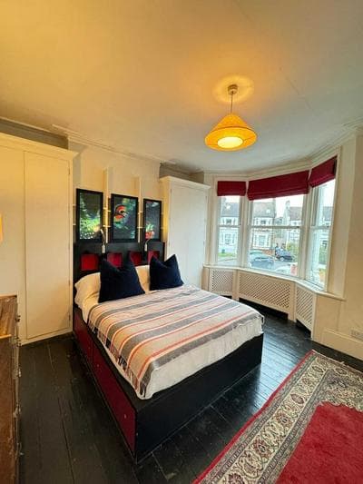 Spacious 4BD Family Home With Gardenkensal Green!