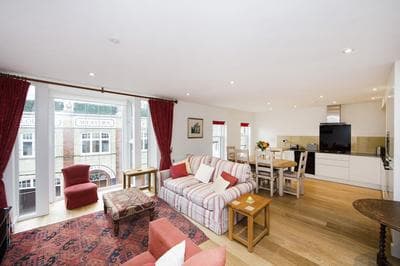 Up-market one Bedroom Apartment Just Minutes From the River Thames. Broughton rd