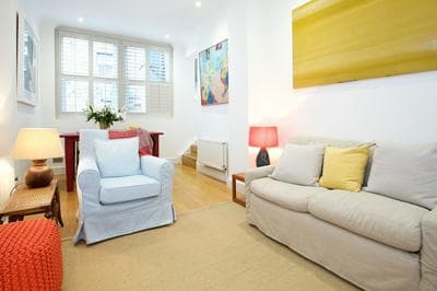 JOIVY English Retro 2BR Apt Near Battersea Park