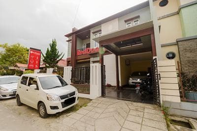 RedDoorz Syariah near Jam Gadang Bukittinggi 2