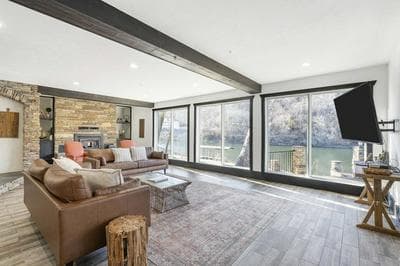 Foggy River Retreat For 16!