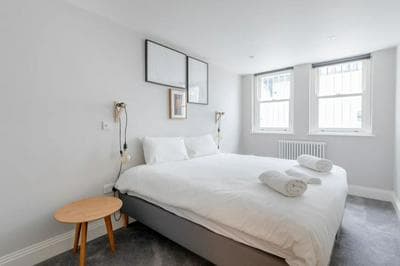 Chic 1BD Flat W/patio - 2 Mins From Baron's Court!