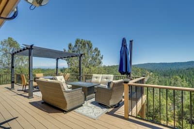 Hot Tub + Game Room: Family Retreat in Groveland!