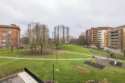 Sophisticated 2 Bed Flat with Balcony in Acton
