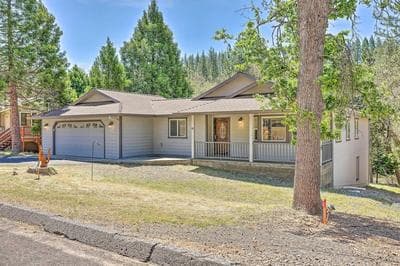 Community Perks: Welcoming Groveland Home