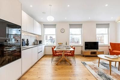 Light & Luxury Chelsea Apartment: Private Balcony!