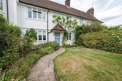 Cottage With a Garden in Golders Green by Underthedoormat