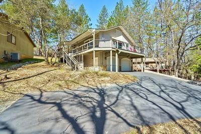 Cloudside - 2-Level Home Near Marina Beach by Yosemite Region Resorts
