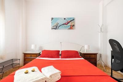 Madrid center room just 3 metro stops