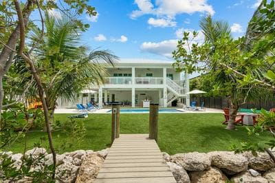 Emerald Oasis Lux Waterfront Gem Pool Kayaks