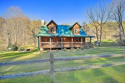 Creekside Bryson City Cabin w/ Private Hot Tub
