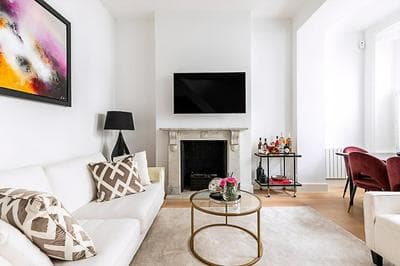 Elegant South Kensington Retreat w/ Outdoor Spaces