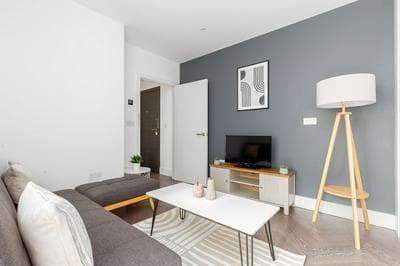 Luminous 2 Bed Balcony Flat in Islington